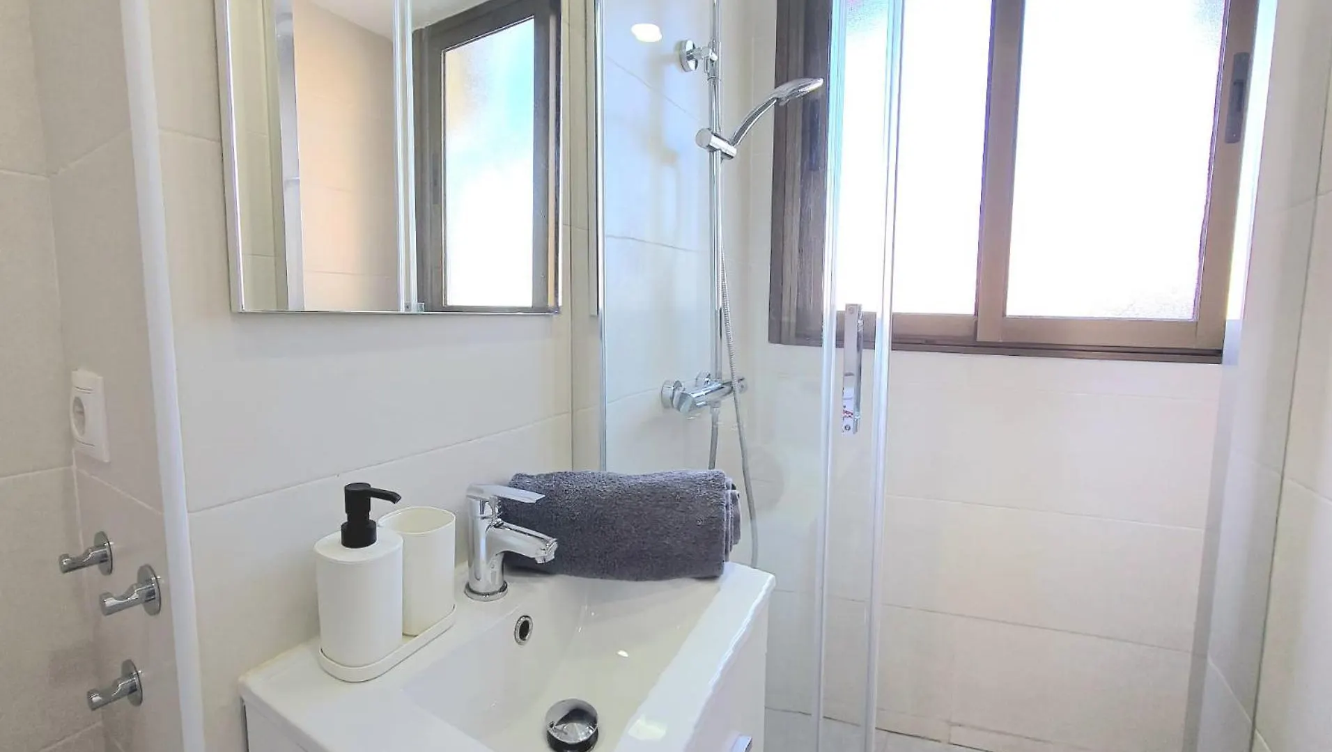 Apartamento Nogalera Rainbow 2-Bedroom Apartment, Pool And Parking By Namaste Elite Torremolinos